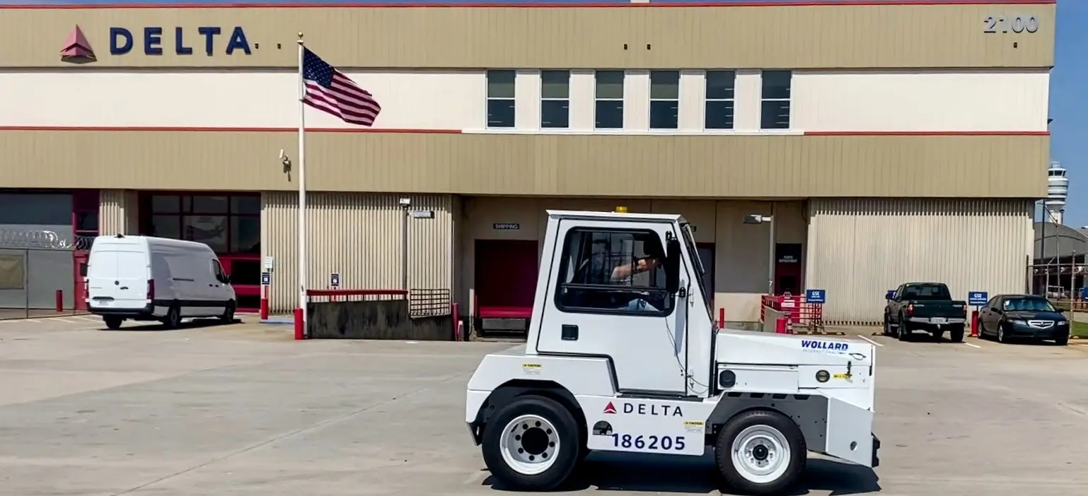 Wollard tractor in airline service outside a Delta facility